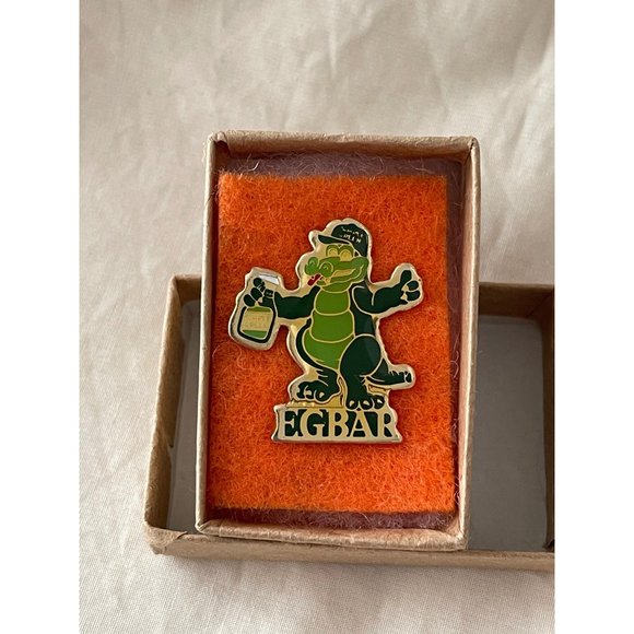 Vintage/Antique "Egbar" The Alligator Resin Epoxy Lapel Pin - Picture 1 of 10